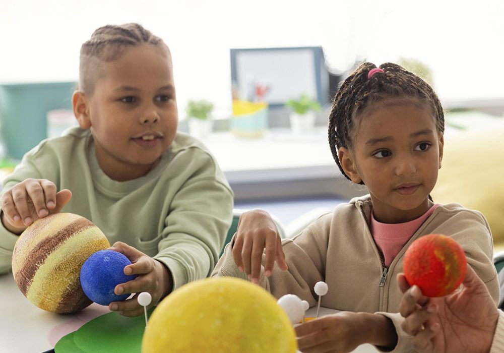 kids-learning-about-planets-cqwq1000